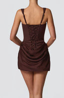 Robe Mini à Corset et Jupe Satinée : L'Élégance Architecturale
