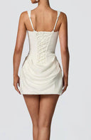 Robe Mini à Corset et Jupe Satinée : L'Élégance Architecturale